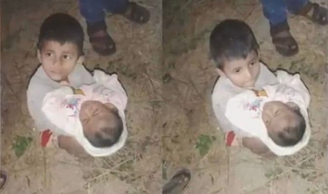 এই শীতে সড়কের পাশে দুই শিশুকে ফেলে গেল 'খালা'