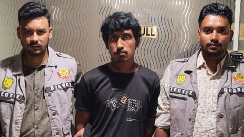 কারওয়ান বাজারে এডিসিকে ছুরিকাঘাত করা সেই ছিনতাইকারী গ্রেপ্তার