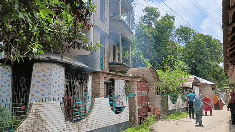 রাজশাহীতে গ্রাম পুলিশের স্ত্রীকে ছুরিকাঘাতে হত্যা, অভিযুক্তের বাড়িতে আগুন