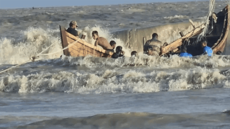 কক্সবাজারে ট্রলারডুবিতে ২ জেলে নিহত, নিখোঁজ ২
