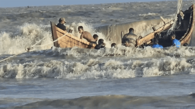 কক্সবাজারে ট্রলারডুবিতে ২ জেলে নিহত, নিখোঁজ ২