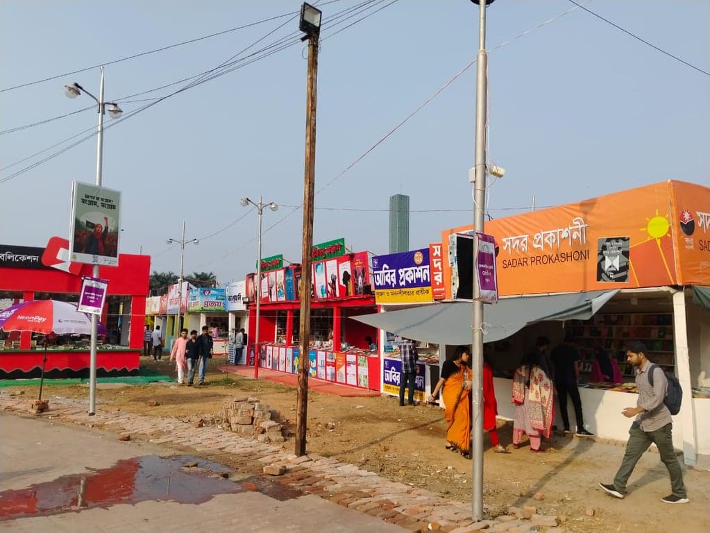 বইমেলায় বই কেনার চেয়ে ছবি তোলায় বেশি আগ্রহ