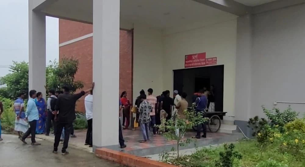 সিরাজগঞ্জে ট্রাকের ধাক্কায় প্রাণ গেল বাসচালকসহ দুজনের, আহত ১০