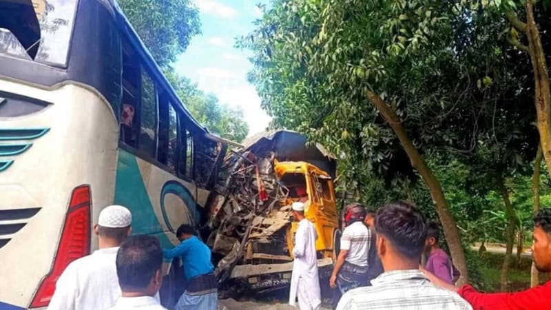 চাঁদপুরে বাস-ট্রাকের মুখোমুখি সংঘর্ষ, নিহত ৩