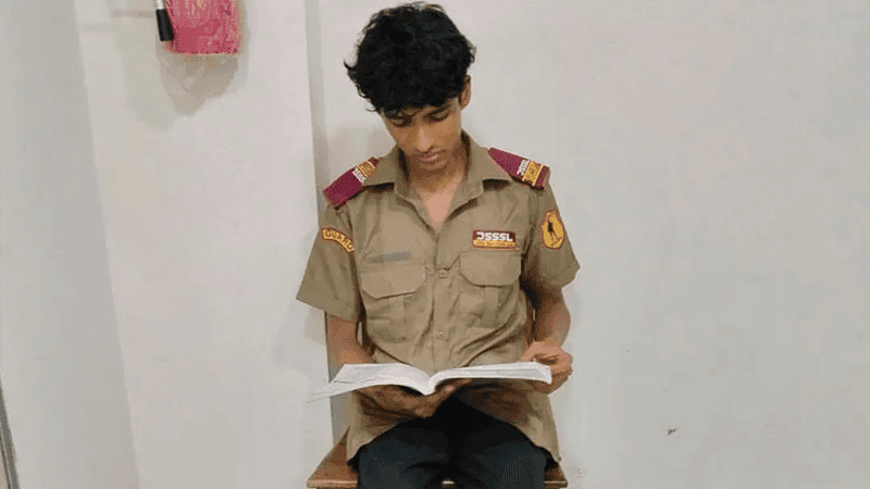 বাবাকে দাফনের ১০ ঘণ্টা পর রাতভর ডিউটি, সকালেই এইচএসসি পরীক্ষা দিলেন ইকন