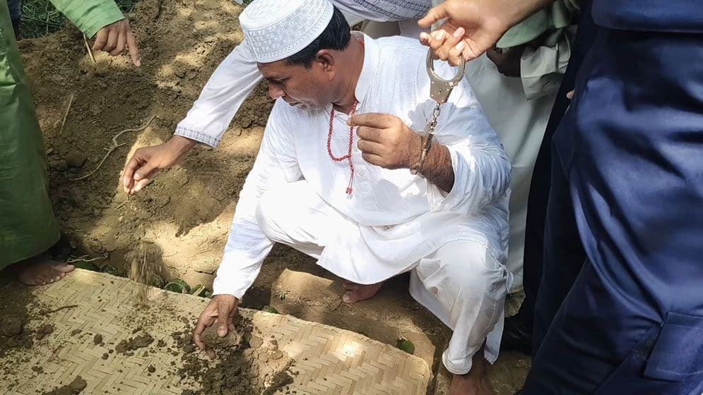 হাতকড়া পরেই মায়ের জানাজায় স্বেচ্ছাসেবক লীগ নেতা শাহ আলম