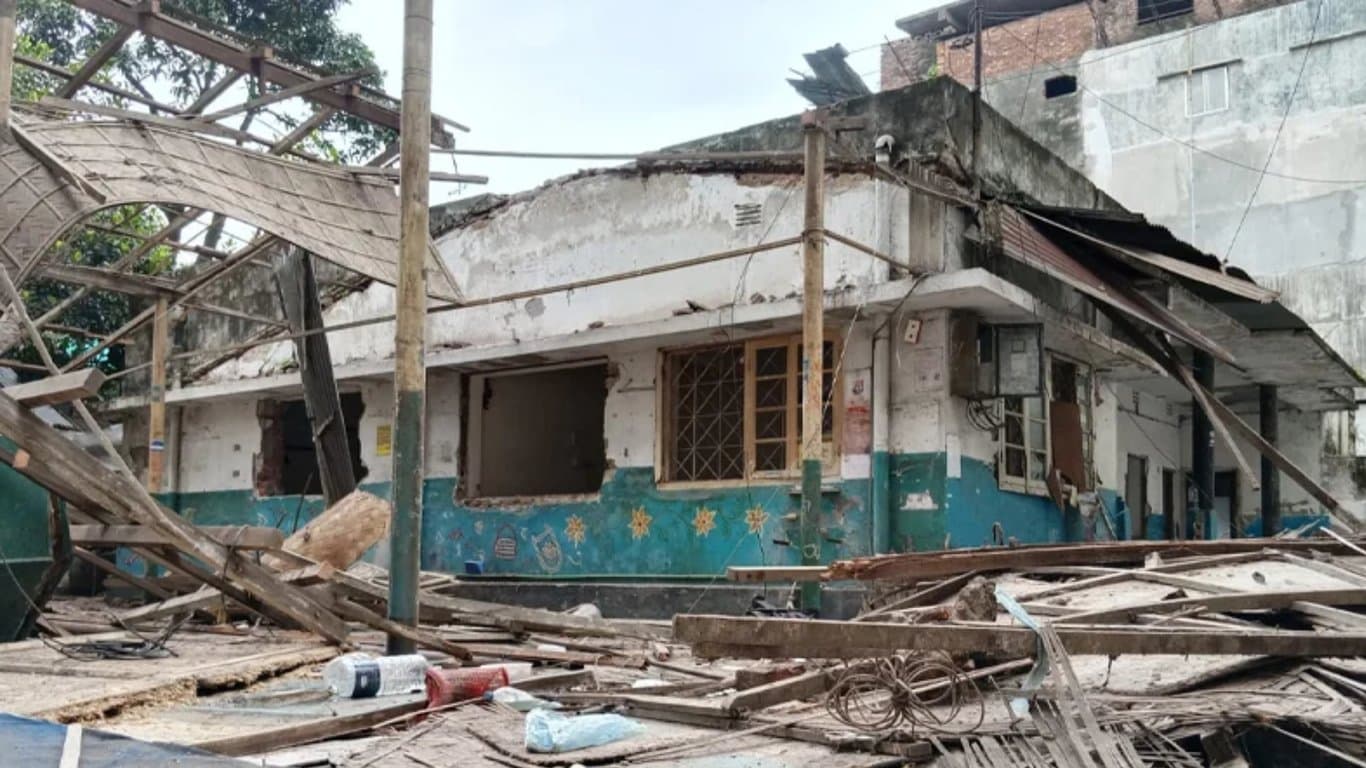 মিরপুরে মধ্যরাতে টিকাদান কেন্দ্রে হামলা-লুটপাট, ভেঙে ফেলা হলো ভবন