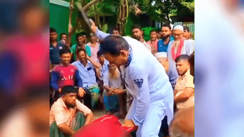 সালিসে নারীকে জুতাপেটা করলেন ইউপি চেয়ারম্যান, ভিডিও ভাইরাল
