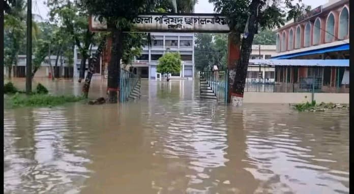 ফেনীতে মৌসুমের সর্বোচ্চ বৃষ্টিতে দোকান ধস, সড়ক প্লাবিত