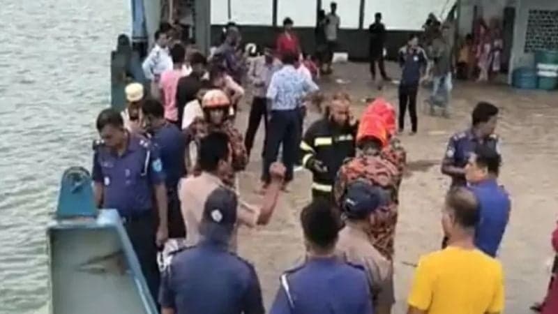 দৌলতদিয়া ঘাটে আবারও বাস পড়ল পদ্মা নদীতে, চালক-সহকারী উদ্ধার