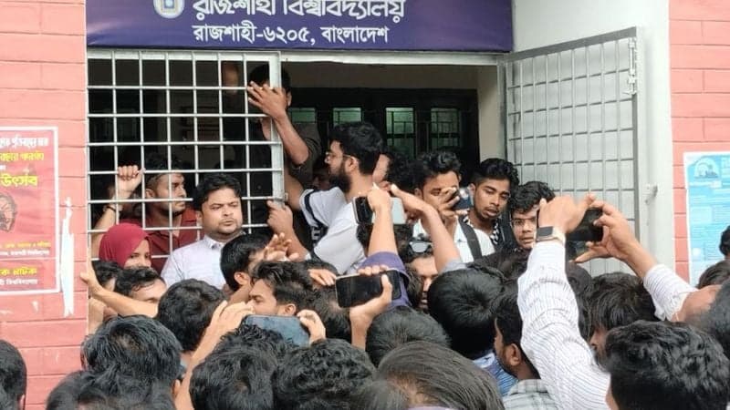 রাকসু কার্যালয়ে ছাত্রদলের দেয়া তালা ভেঙে শিক্ষার্থীদের প্রবেশ