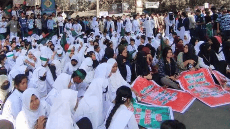 তেজগাঁওয়ে সাতরাস্তা মোড় অবরোধ, তীব্র যানজট