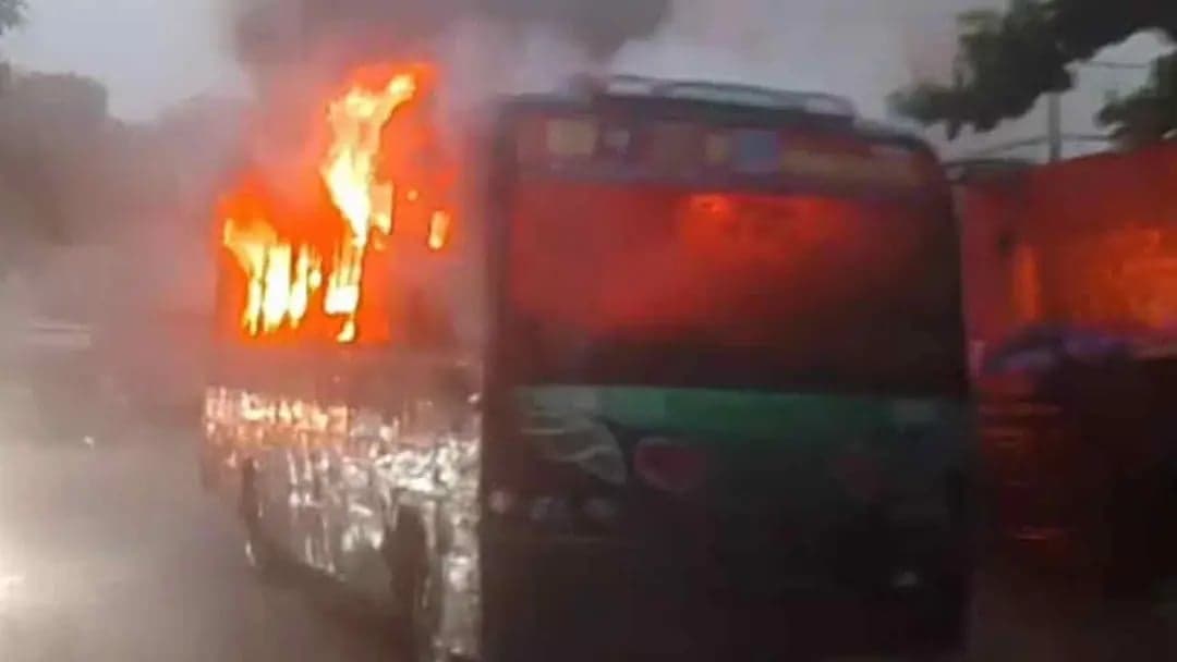 পল্লবীতে পরিস্থান পরিবহনের বাসে আগুন