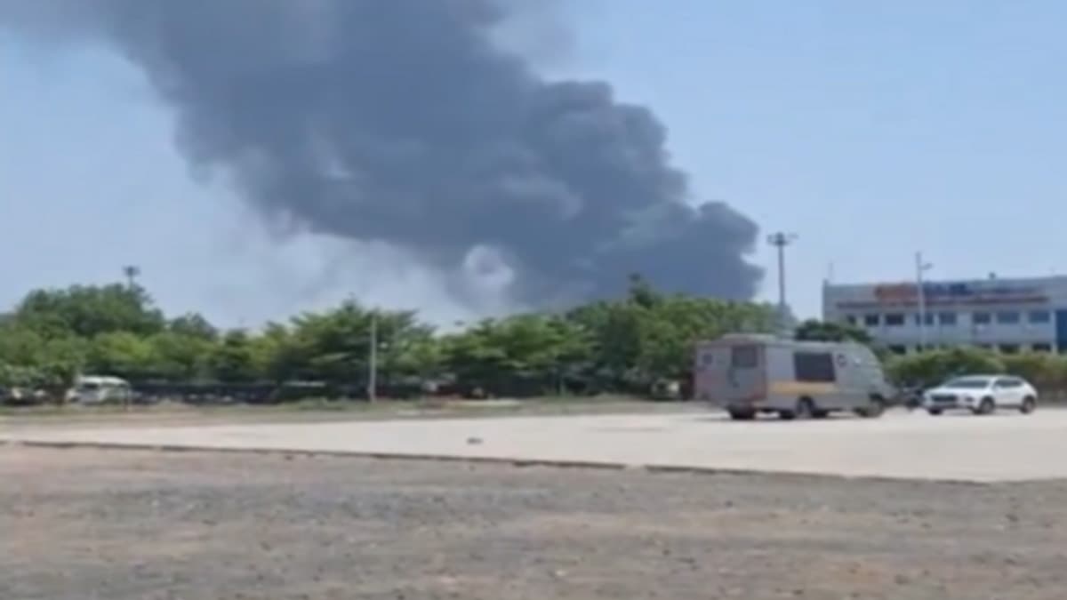 আহমেদাবাদে ২ শতাধিক যাত্রী নিয়ে উড়োজাহাজ বিধ্বস্ত