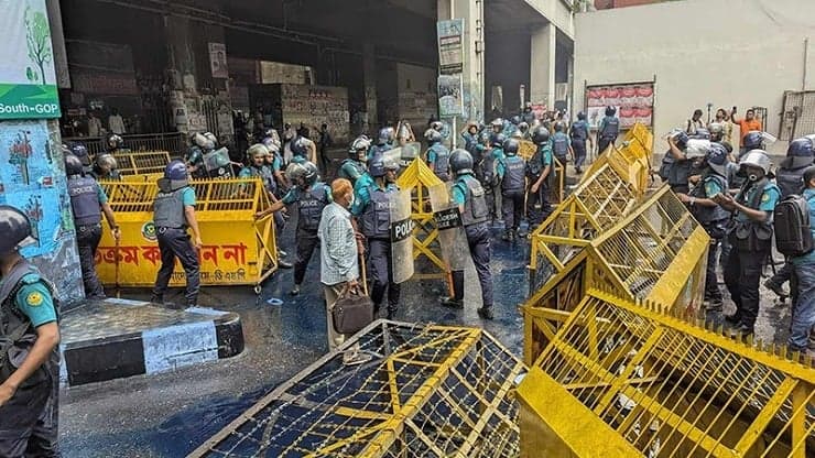 ইবতেদায়ি শিক্ষকদের ওপর জলকামান ও সাউন্ড গ্রেনেড নিক্ষেপ