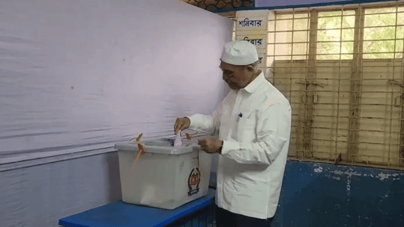 ১৭ বছর পর ভোট দিলেন লুৎফুজ্জামান বাবর