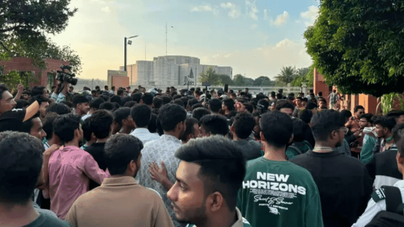 সংসদ ভবনের সামনে শিক্ষার্থীদের অবস্থান