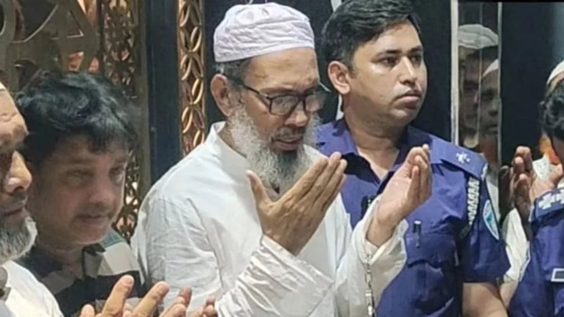 হাতকড়া পরে মায়ের জানাজায় অংশ নিয়েছেন আওয়ামী লীগ নেতা