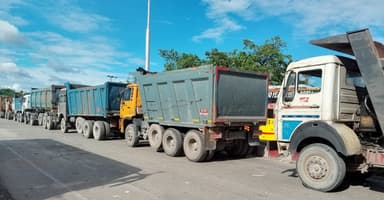 বাংলাবান্ধা স্থলবন্দরে ট্রাকের দীর্ঘ সারি, বৈদেশিক বাণিজ্যের সঙ্গে বাড়ছে ভোগান্তি