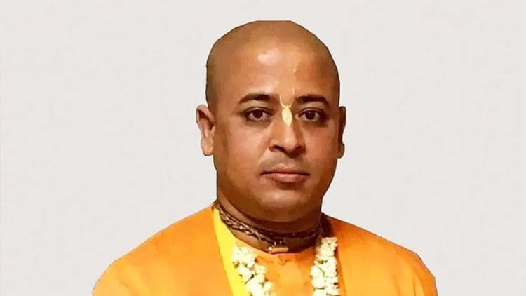 অসুস্থ মাকে দেখতে চিন্ময় দাসের প্যারোল চেয়ে আবেদন, সুযোগ নেই বলছে প্রশাসন