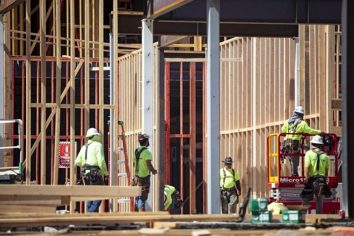 ১০ হাজার দক্ষ শ্রমিক তৈরিতে অর্থ মন্ত্রণালয়-রিহ্যাব চুক্তি