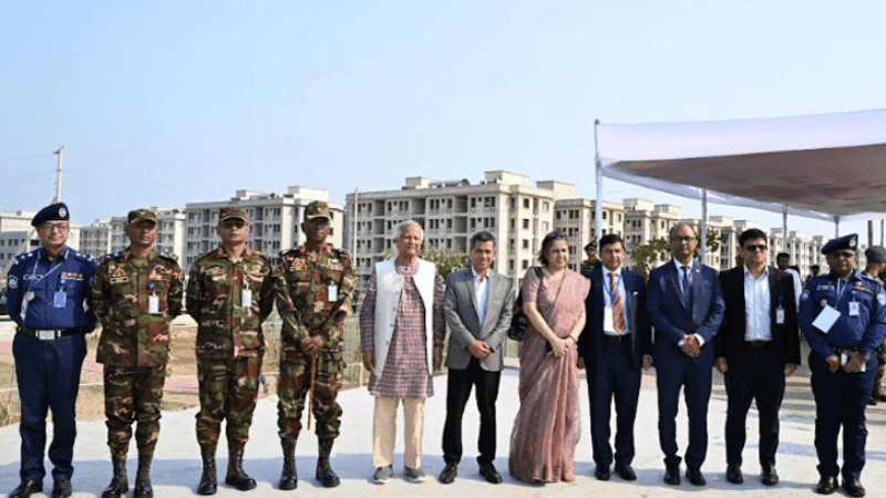 খুরুশকুল পুনর্বাসন প্রকল্প পরিদর্শনে প্রধান উপদেষ্টা