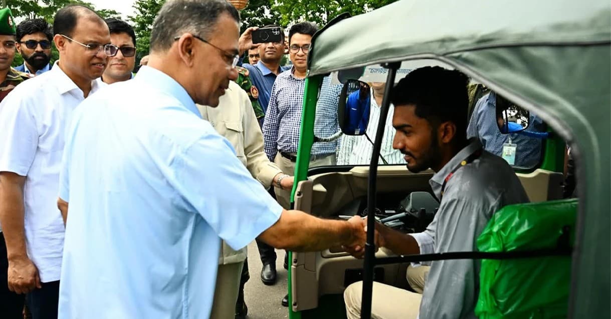 কর্মসংস্থানের জন্য দুই জুলাই যোদ্ধাকে রিকশা ও সিএনজি উপহার দিলেন প্রধানমন্ত্রী