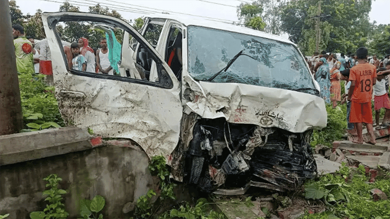 বিয়ে শেষে কনেকে নিয়ে বাড়ি ফেরার পথে মাইক্রোবাস খাদে, নিহত ২