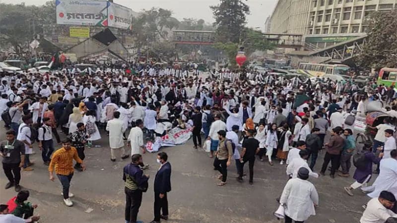 চার দফা দাবিতে শাহবাগ অবরোধ করে বিক্ষোভ ম্যাটস শিক্ষার্থীদের