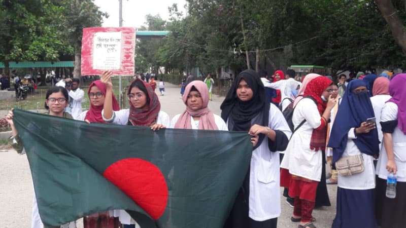 বগুড়ায় সড়ক অবরোধ, ককটেল বিস্ফোরণে আহত ৪