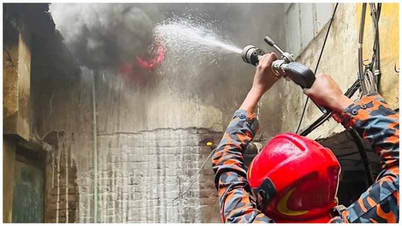 চকবাজারের জুতার কারখানার আগুন নিয়ন্ত্রণে